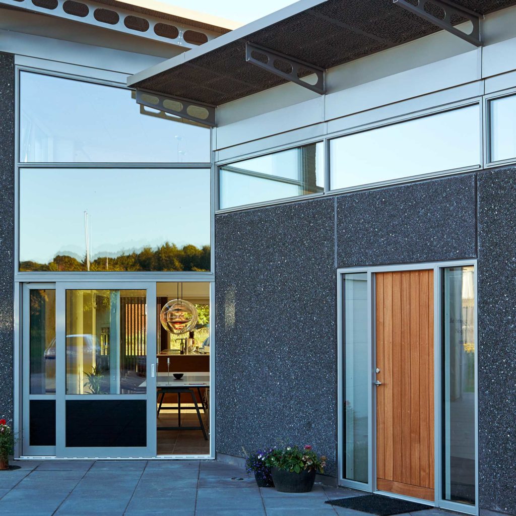 Arkitekttegnet hus med egetræsdør, hæveskydedør og speciallavede vinduer