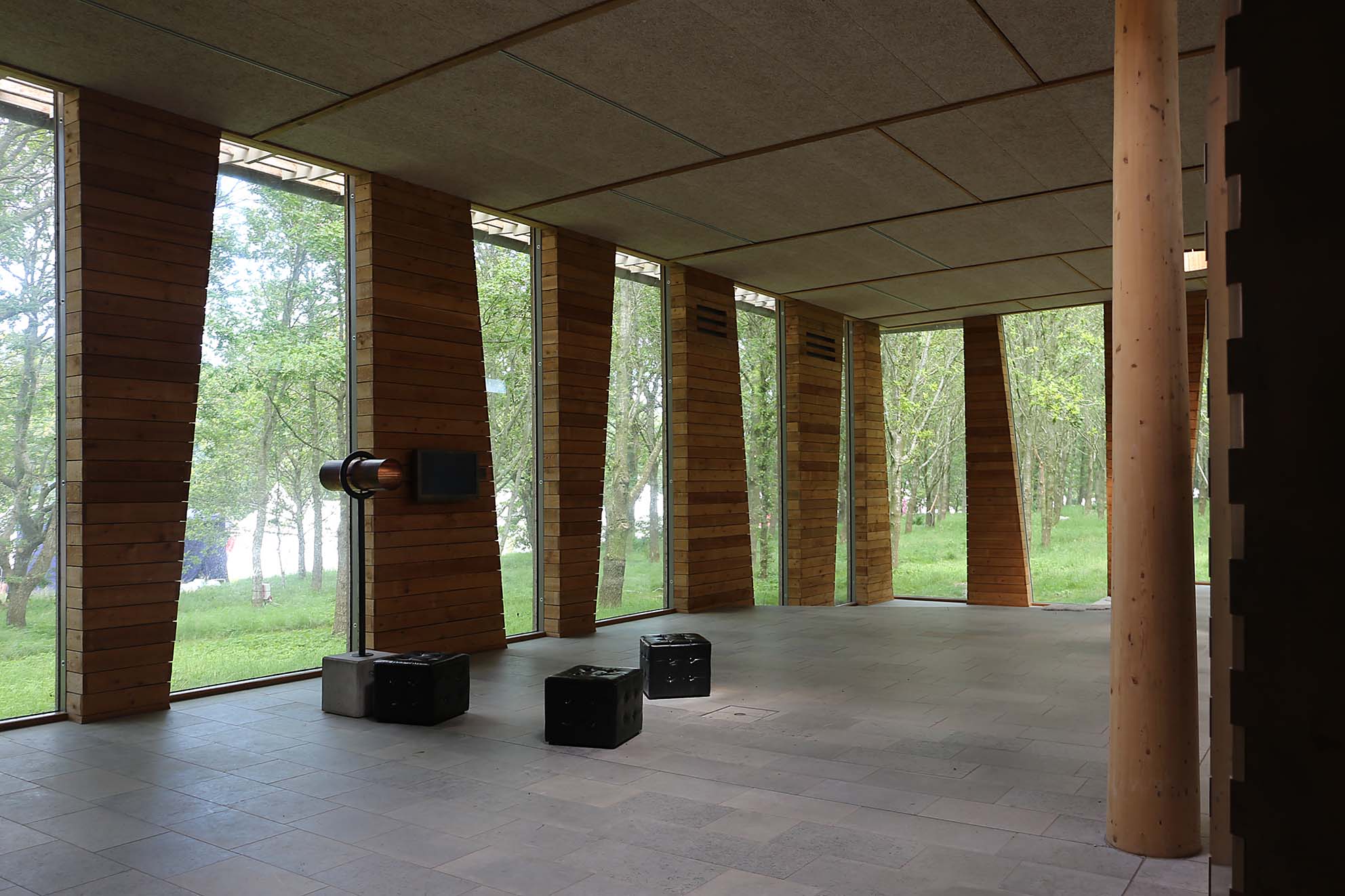 The exhibition room of Spøttrup Castle with sections made of oak tree and glass-to-glass corner joints.