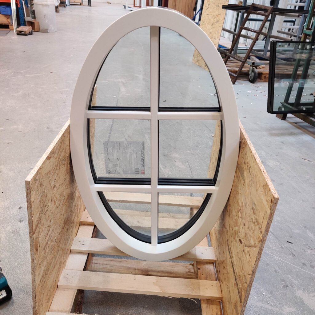 Speciallavet ovalt vindue i hvid frisk fra produktion