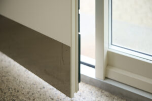 Husumparken, close-up, open door, focus on the frame and aluminum plate.